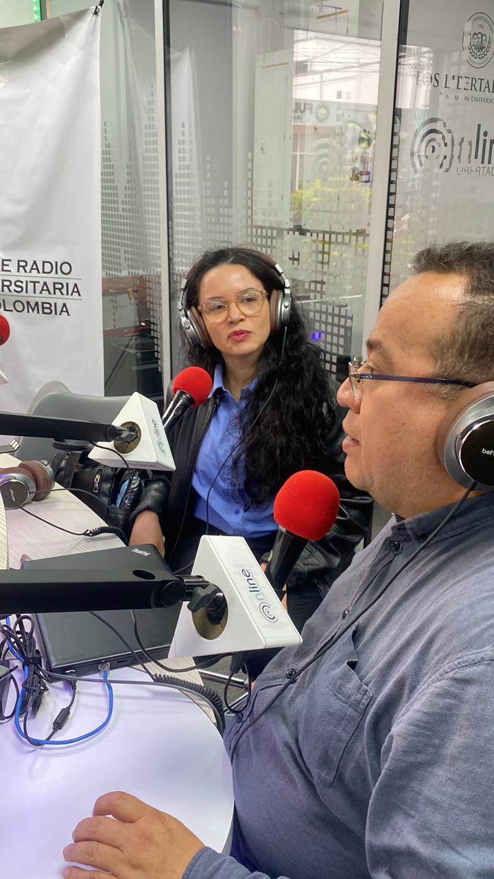 Renata Cavalcante no estúdio da rádio - Foto 1