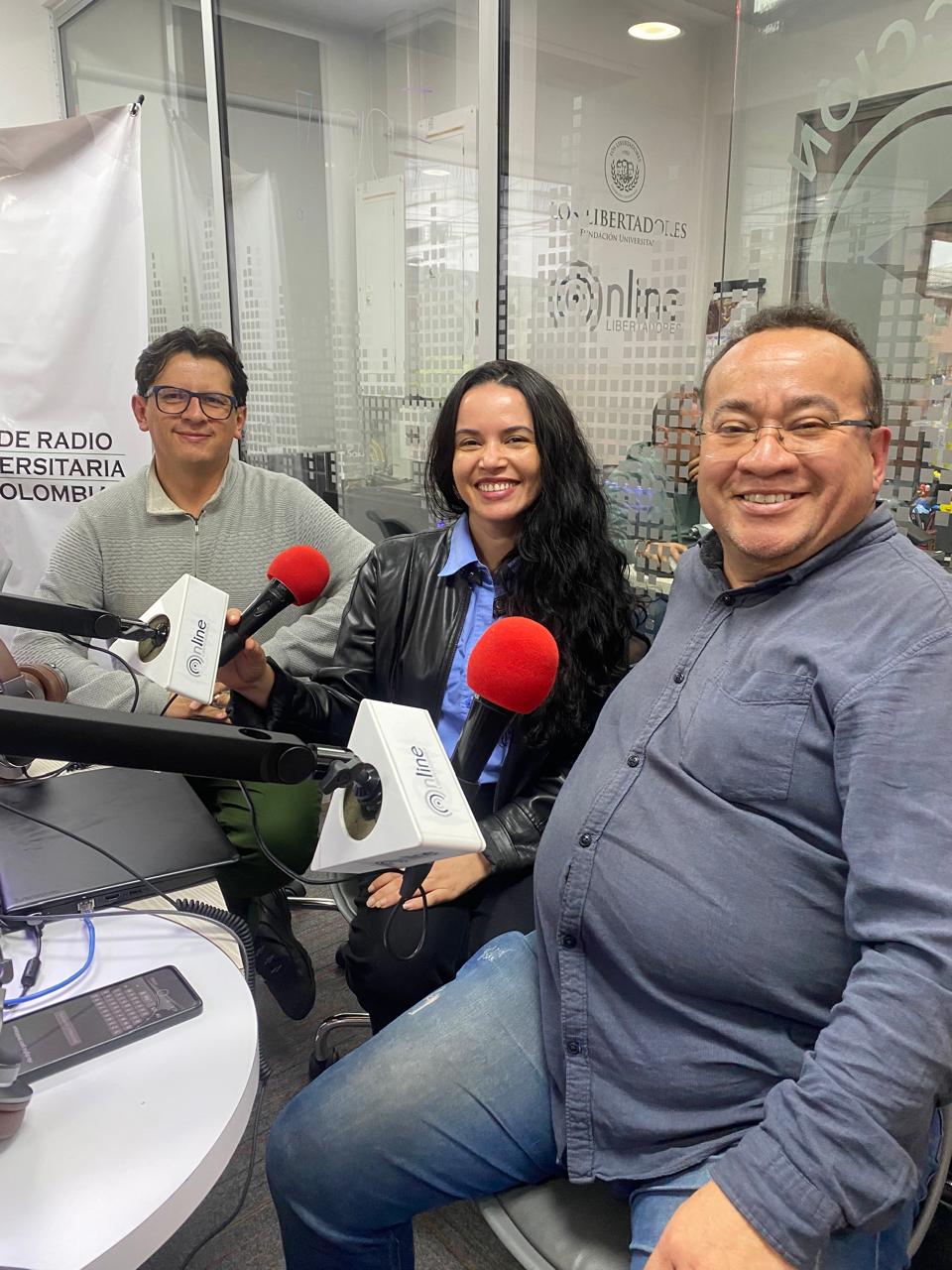 Renata Cavalcante no estúdio da rádio - Foto 2